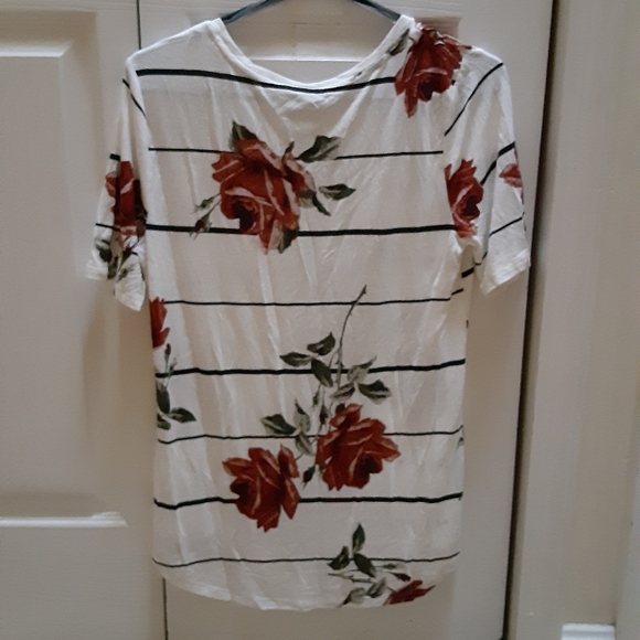 🌹NWT striped pattern rose design blouse - Picture 4 of 6